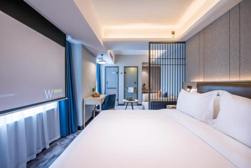 Deluxe Suite image 6