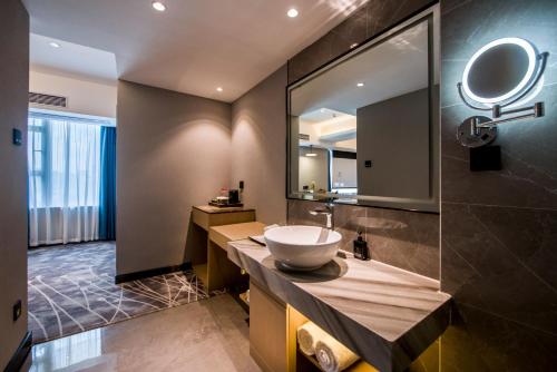 Deluxe Suite image 8