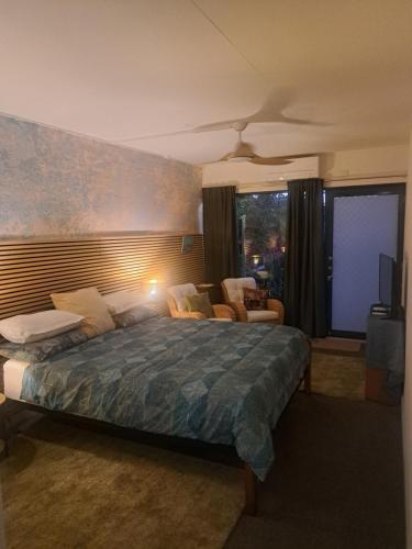 Brisbane 1960s Pool House - hosted bed and breakfast Room Type - Studio Apartment with King Bed