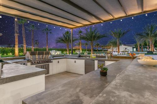 The Stallion Estate Sleeps 24, Theater, Game Room, Pickle ball! in Indio, USA