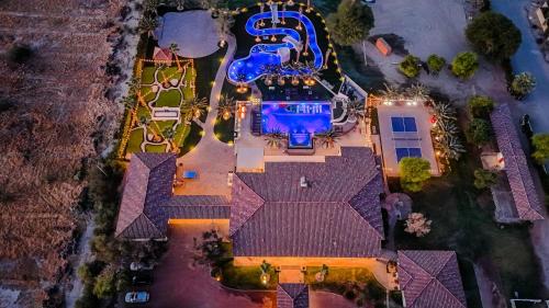 The Stallion Estate Sleeps 24, Theater, Game Room, Pickle ball! in Indio, USA