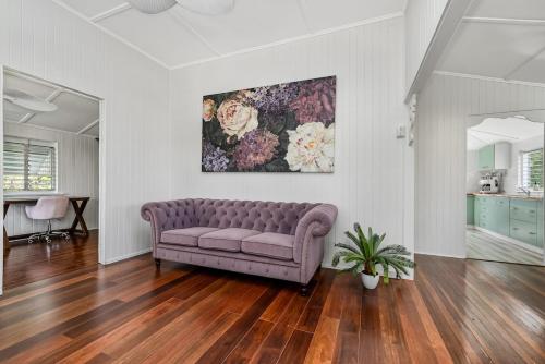 Charming Queenslander Retreat in Mundingburra, Rosslea