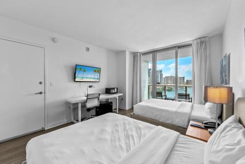 Water View Building With Pool - 5-Min Walk To The Beach - Cozy Studios in Hallandale Beach, USA