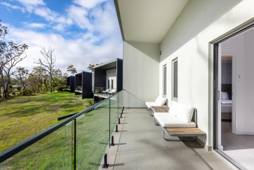 . Modern 2 Bed Apartment - 6 Min walk to beach
