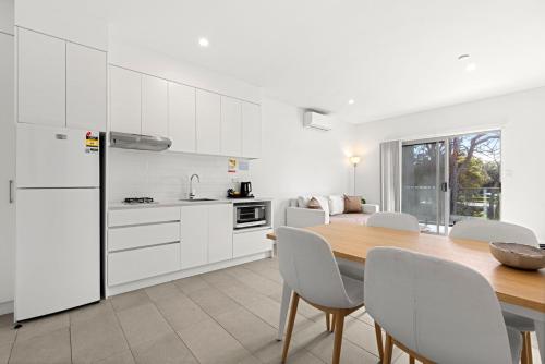 Modern 2 Bed Apartment with BBQ - 6 Min walk to beach in Callala Beach