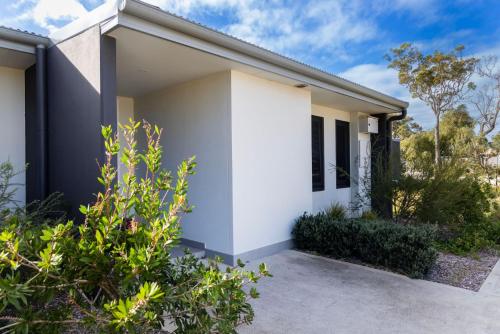 Modern 2 Bed Apartment with BBQ - 6 Min walk to beach in Callala Beach