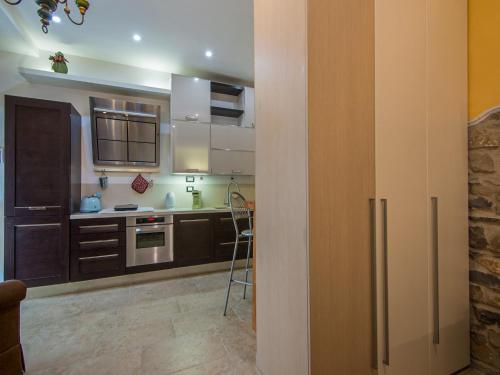 кухня, Chic Apartment with Outdoor Serenity in Сансеполькро