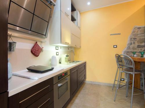 кухня, Chic Apartment with Outdoor Serenity in Сансеполькро