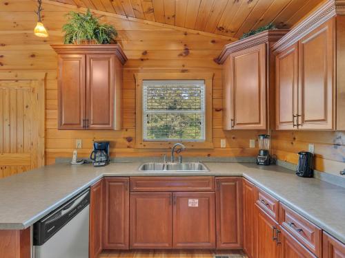 Moonshine Hollow cabin - image 6