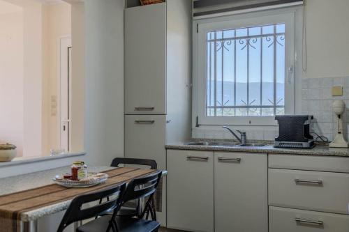 Helen's Seaview in Aliveri