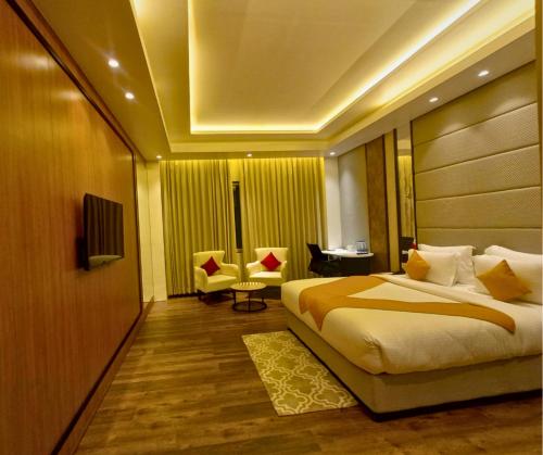 THE WHITE IBIS A Unit of S S Manor