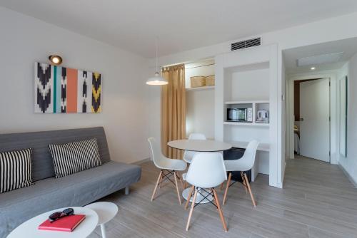 2 twin beds, 1 sofa bed