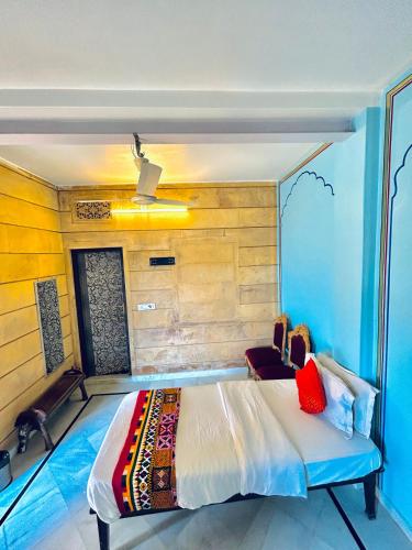 Deluxe Double or Twin Room image 9
