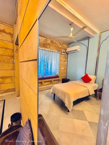 Deluxe Double or Twin Room image 6
