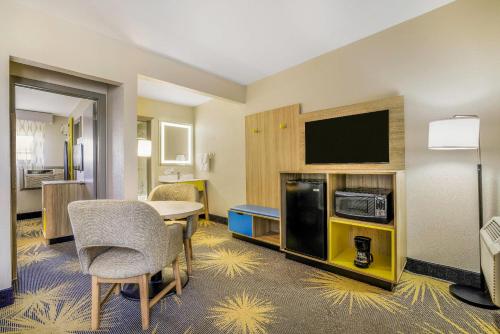 Days Inn by Wyndham Cortez - image 8