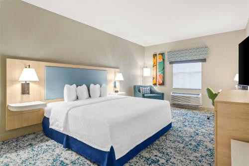 Hampton Inn & Suites St. Petersburg/Downtown - image 11