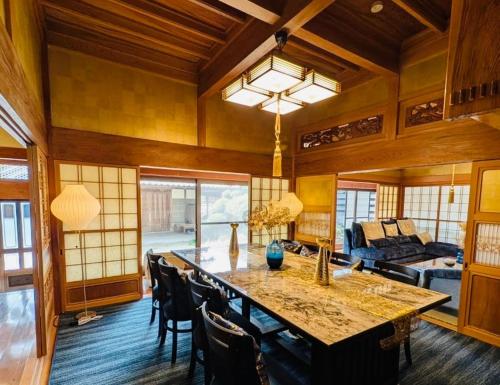 一棟貸切宿 藤右衛門 最大16名 屋内バーベキュー サウナ 露天風呂 ジャグジー付 和モダンラグジュアリー邸宅