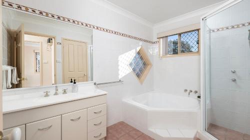 Shoal Bay Townhouse with Spa - image 4
