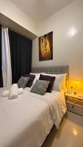 Modern 1-BR Retreat with Pool, High Speed Wifi, Netflix, steps from MOA, Bars, Entertainment, Transport, Manila