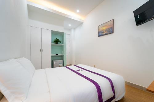 Queen Room image 6