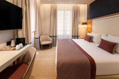 Junior Suite room in Catalonia Puerta del Mar