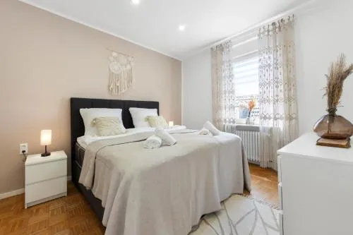 Stay COZY - TOP LAGE - Kingsize Betten - Parkplatz - Balkon - Netflix in Aschaffenburg, Deutschland