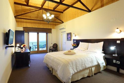 Book the Double Room with Terrace and Vineyards & River View Double Room with Terrace and Vineyards & River View