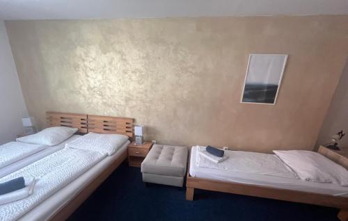 4 twin beds