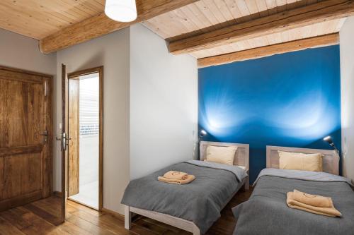 2 twin beds