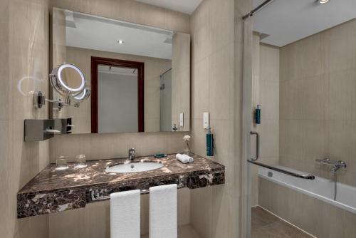 Junior Queen Suite room in Hilton Alexandria Green Plaza
