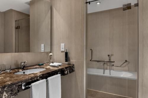 Junior Queen Suite image 2