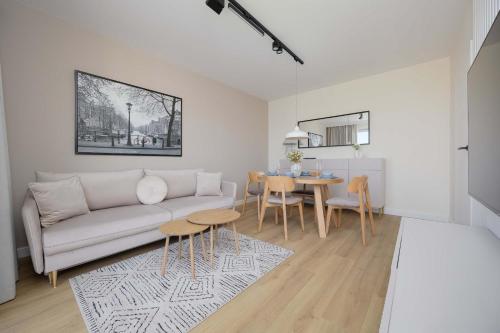 Elegant Apartment in Warsaw with Air Conditioning and Parking by Renters Prestige, Warsaw