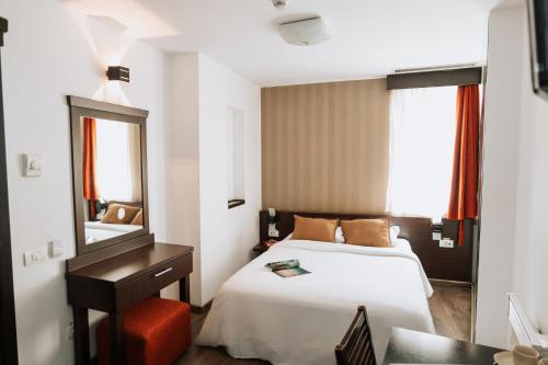 Standard Double Room image 4
