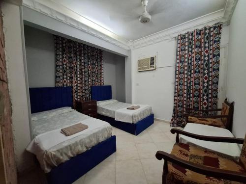 2 twin beds