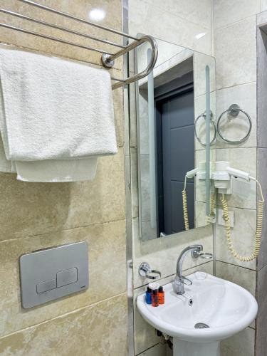 Standard Double Room image 4