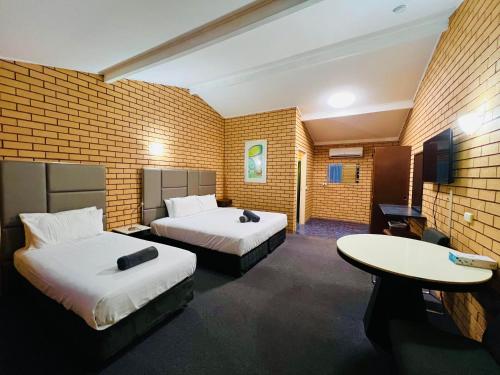 1 double bed, 1 twin bed