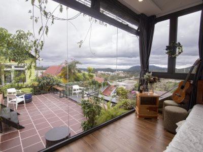 room detail thumbnail 1