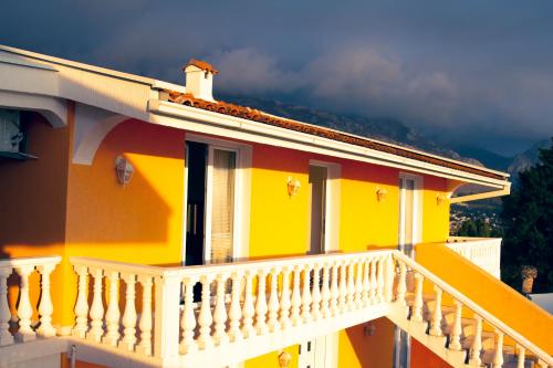 Vila Bronhi in Zagrade