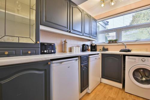 Spacious 3 Bed Home with Pool Table in Fairwater