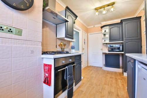 Spacious 3 Bed Home with Pool Table in Fairwater