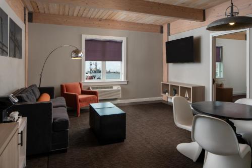 Harbor House Hotel and Marina - image 7