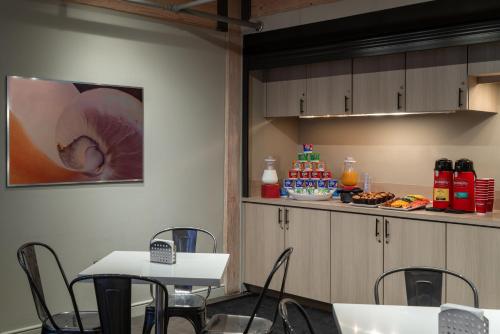 Létesítmények, Harbor House Hotel and Marina at Pier 21 near Vasútmúzeum