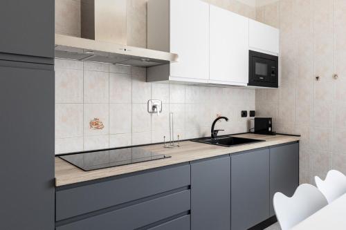 Kitchen, Bologna Modern Apartment by Wonderful Italy in Reno