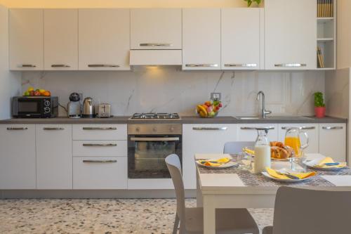 virtuve, Elegant 2-Suite Residence, near the Thermal Baths in Castrocaro Terme E Terra Del Sole