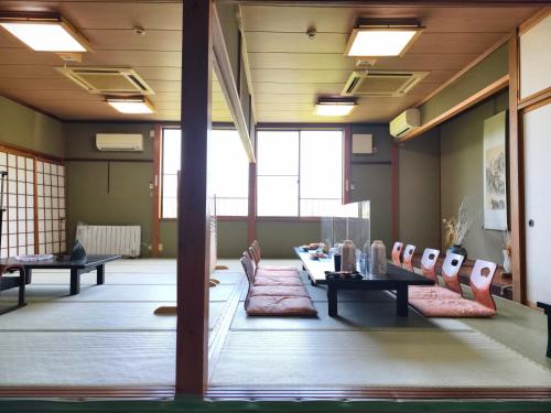 旅館青柳 海越し立山連峰の雪山絶景で休もう in Himi