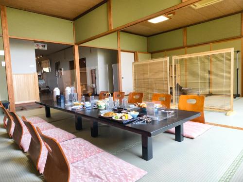 旅館青柳 海越し立山連峰の雪山絶景で休もう in Himi