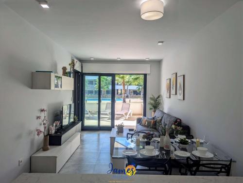 Alfredsi Luxury Poolside Retreat Apt Duly11 - image 2