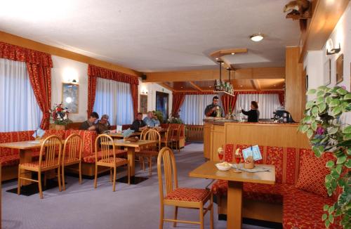 Hotel Ortles Dolomiti Walking & Spa - 바/라운지