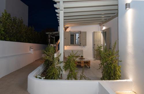 Moustakas Beach Apartments in Milos Island
