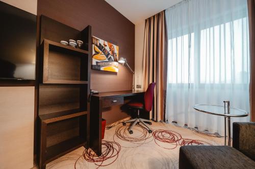 Deluxe King Room image 4